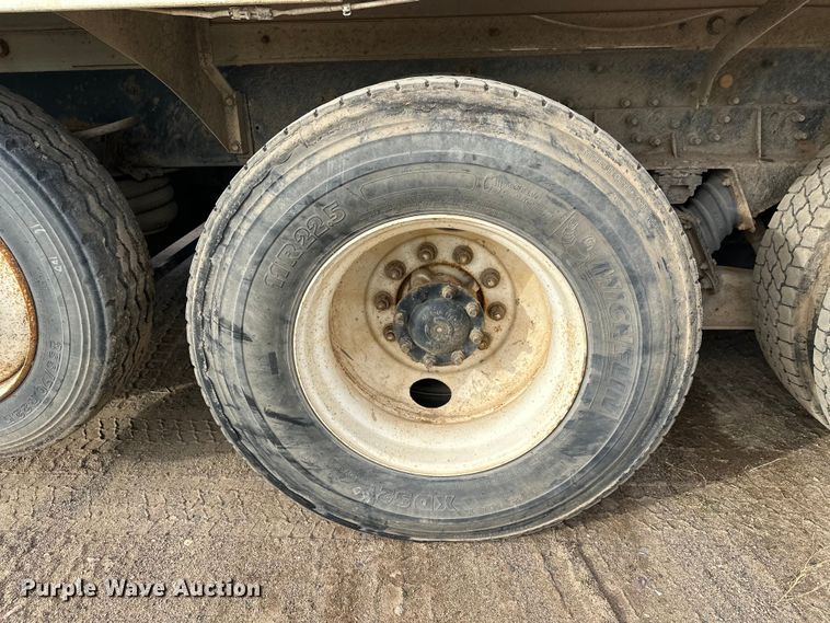 image for item DW4350 2001 International 5500i ready mix truck