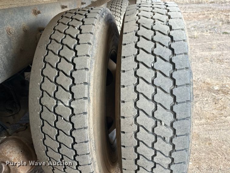 image for item DW4350 2001 International 5500i ready mix truck