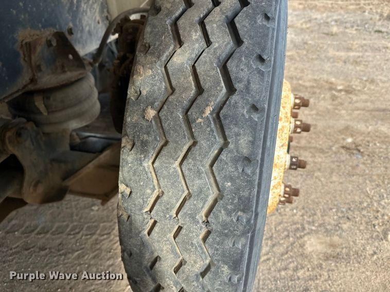 image for item DW4350 2001 International 5500i ready mix truck