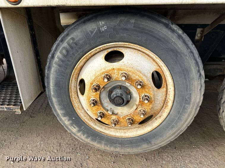 image for item DW4350 2001 International 5500i ready mix truck