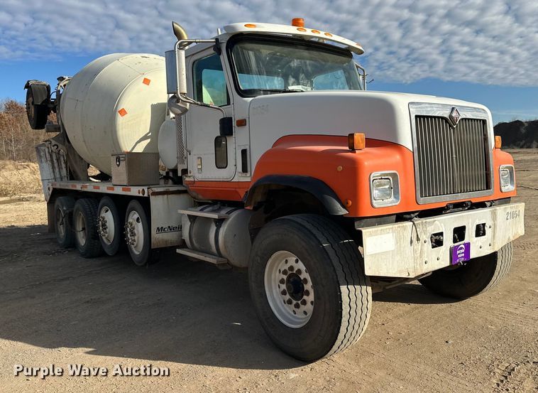 image for item DW4351 2002 International 5500i ready mix truck