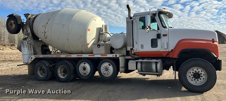 image for item DW4351 2002 International 5500i ready mix truck