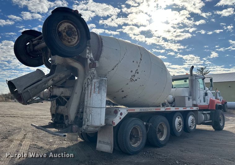 image for item DW4351 2002 International 5500i ready mix truck