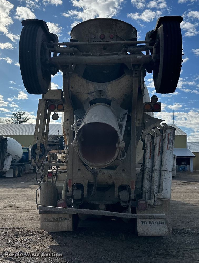 image for item DW4351 2002 International 5500i ready mix truck