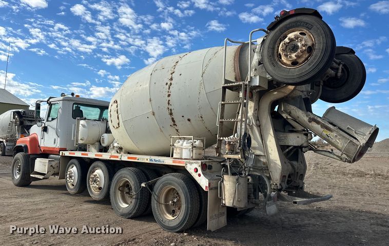 image for item DW4351 2002 International 5500i ready mix truck