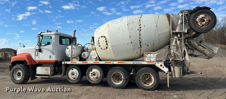 image for item DW4351 2002 International 5500i ready mix truck