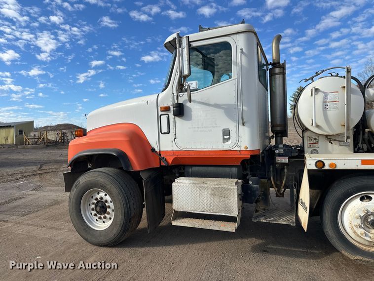 image for item DW4351 2002 International 5500i ready mix truck