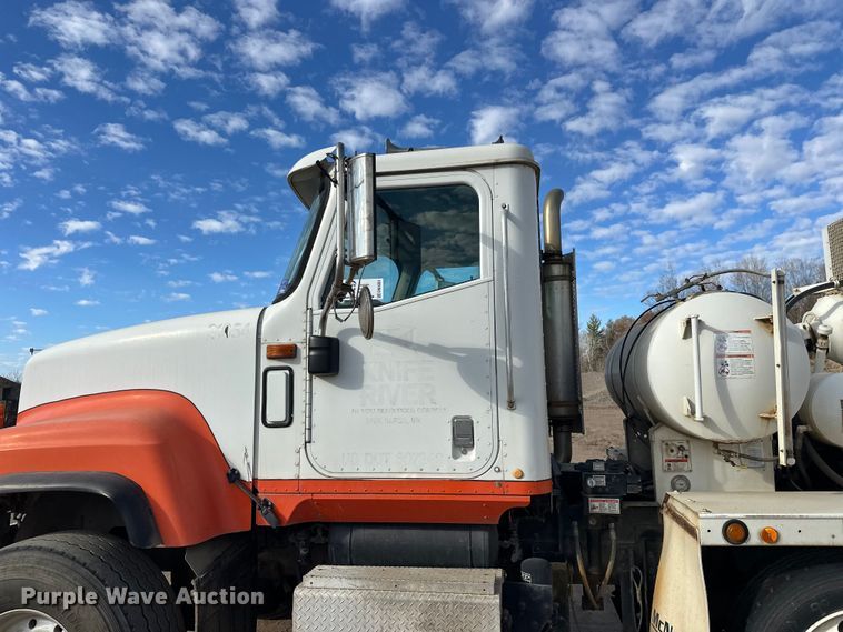 image for item DW4351 2002 International 5500i ready mix truck