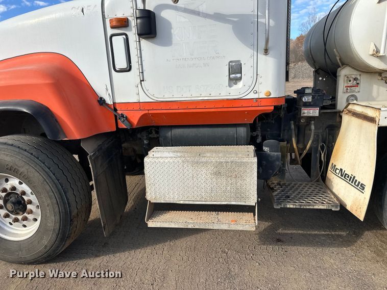 image for item DW4351 2002 International 5500i ready mix truck