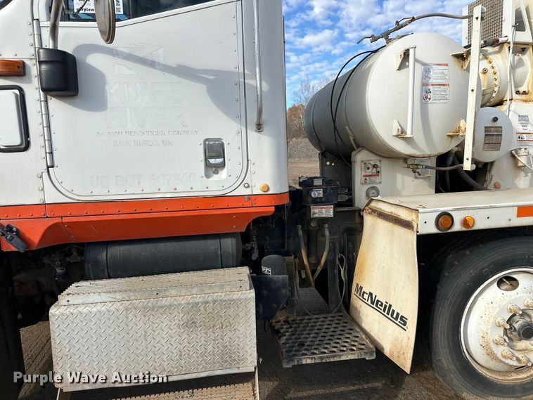 image for item DW4351 2002 International 5500i ready mix truck