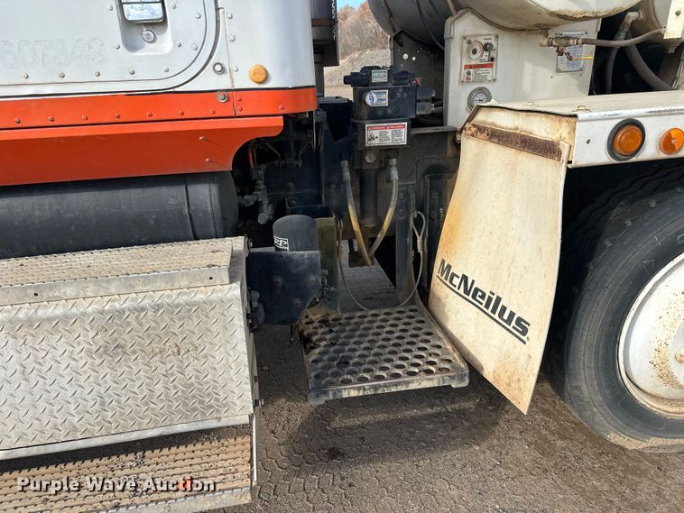 image for item DW4351 2002 International 5500i ready mix truck