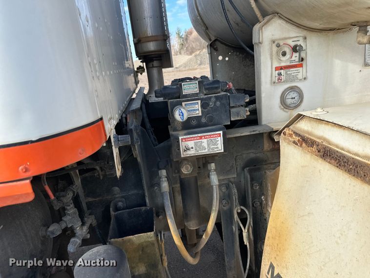 image for item DW4351 2002 International 5500i ready mix truck