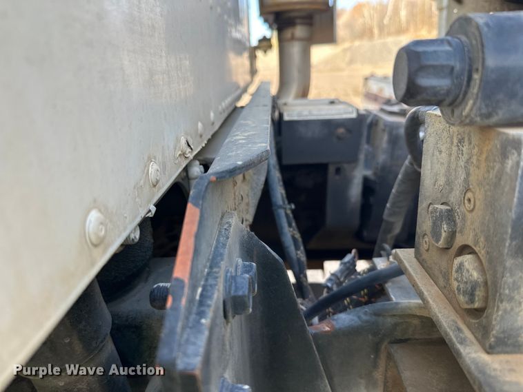 image for item DW4351 2002 International 5500i ready mix truck