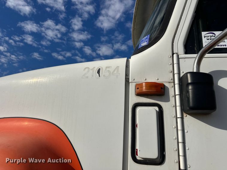 image for item DW4351 2002 International 5500i ready mix truck