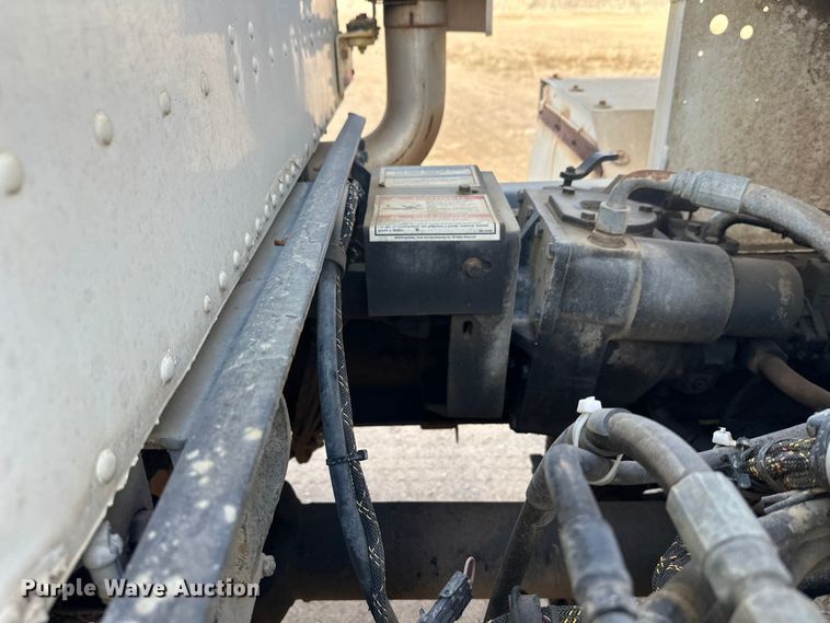 image for item DW4351 2002 International 5500i ready mix truck