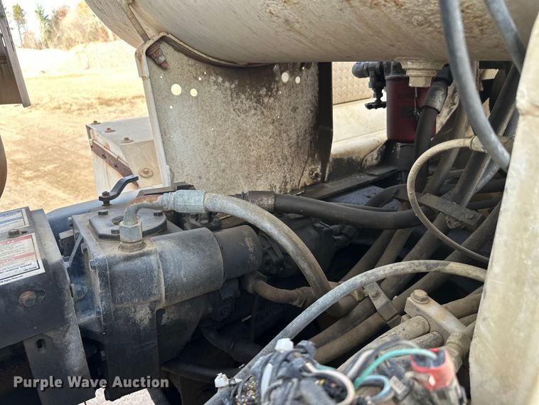 image for item DW4351 2002 International 5500i ready mix truck