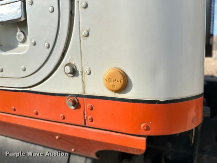 image for item DW4351 2002 International 5500i ready mix truck