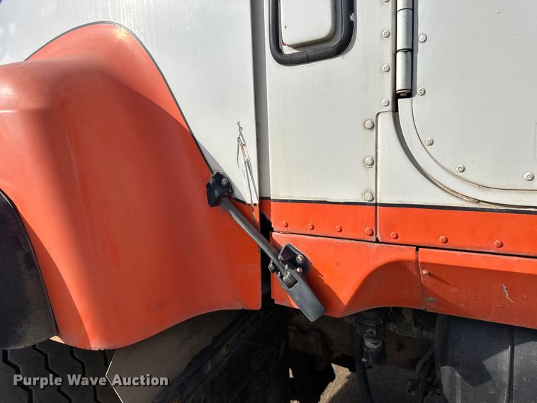 image for item DW4351 2002 International 5500i ready mix truck