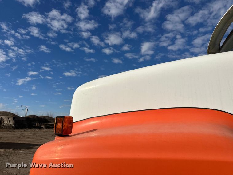 image for item DW4351 2002 International 5500i ready mix truck