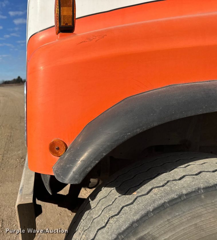 image for item DW4351 2002 International 5500i ready mix truck