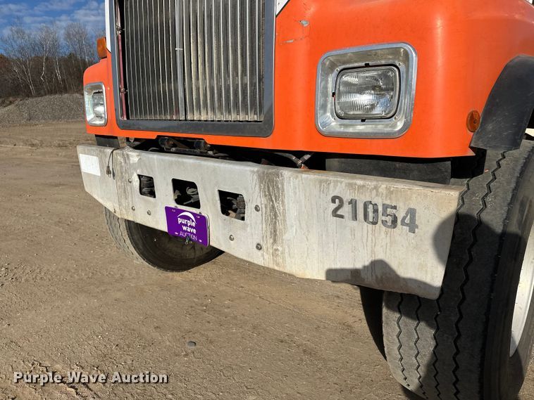 image for item DW4351 2002 International 5500i ready mix truck