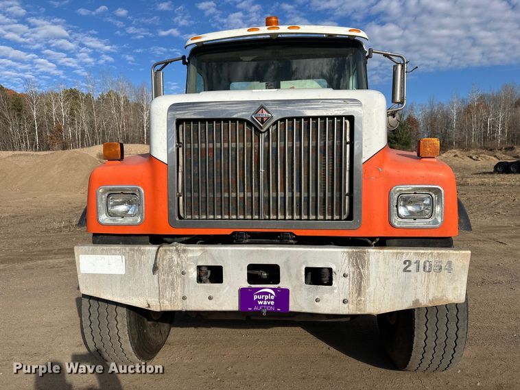 image for item DW4351 2002 International 5500i ready mix truck