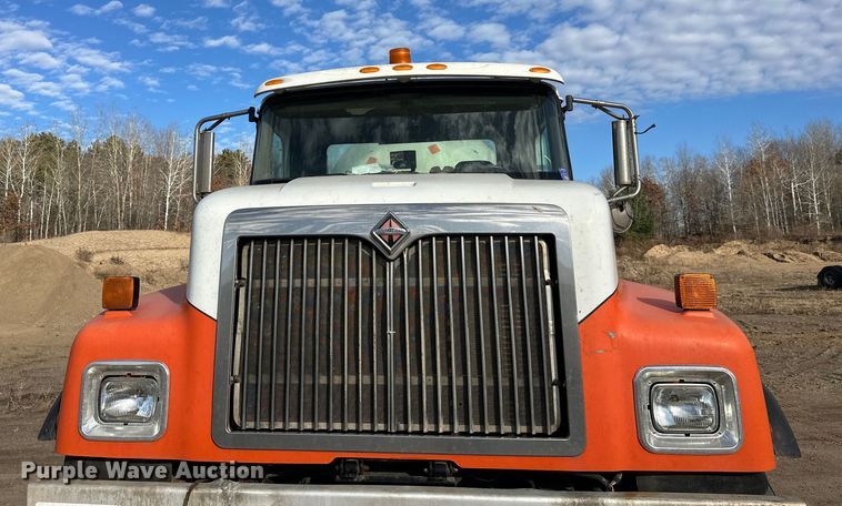 image for item DW4351 2002 International 5500i ready mix truck