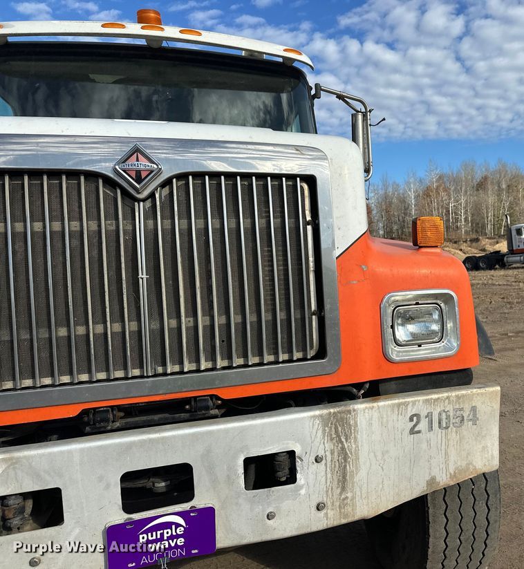 image for item DW4351 2002 International 5500i ready mix truck