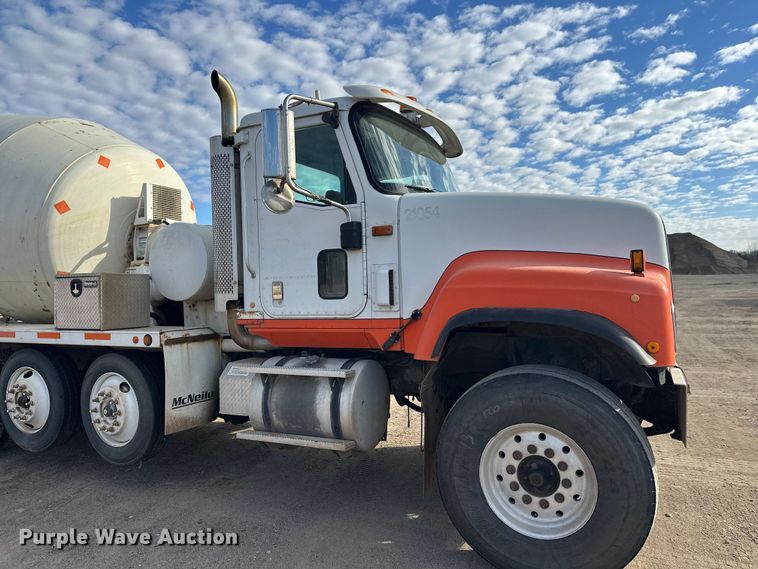 image for item DW4351 2002 International 5500i ready mix truck