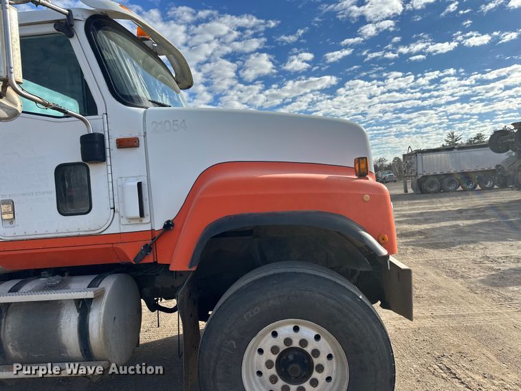 image for item DW4351 2002 International 5500i ready mix truck