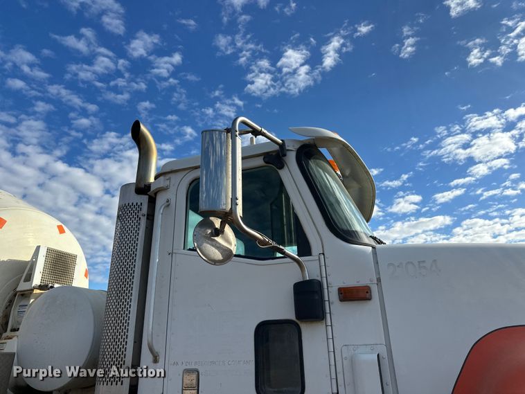 image for item DW4351 2002 International 5500i ready mix truck