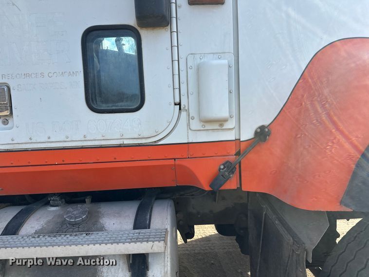 image for item DW4351 2002 International 5500i ready mix truck