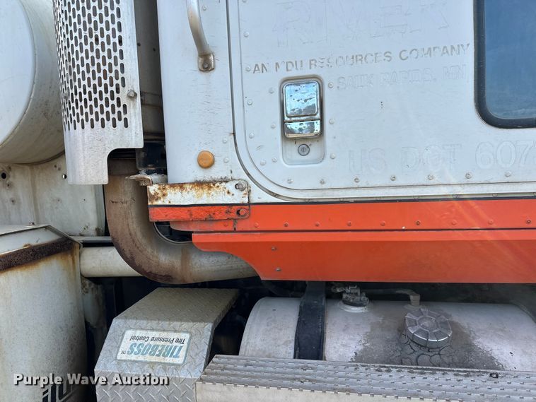 image for item DW4351 2002 International 5500i ready mix truck