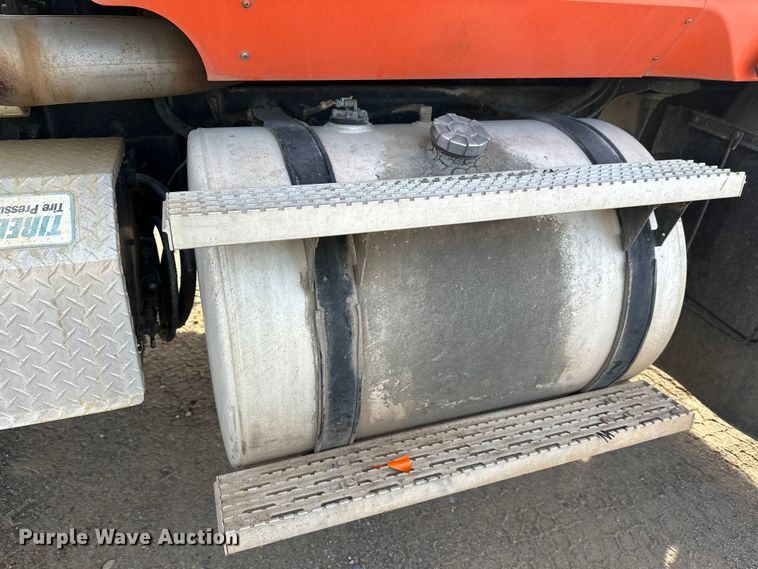 image for item DW4351 2002 International 5500i ready mix truck