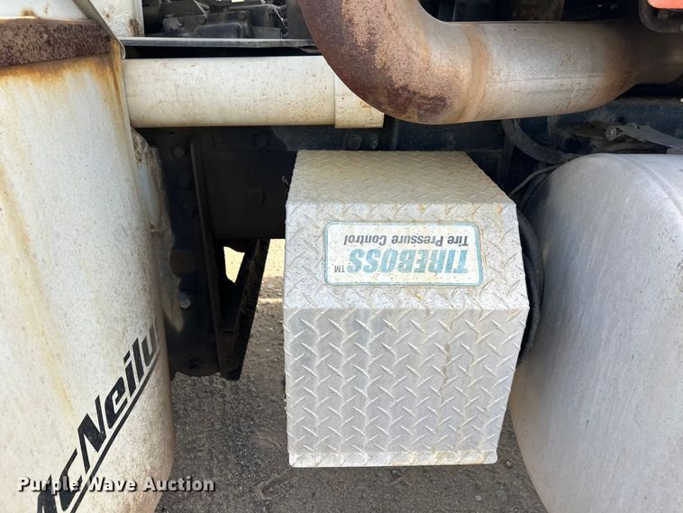 image for item DW4351 2002 International 5500i ready mix truck