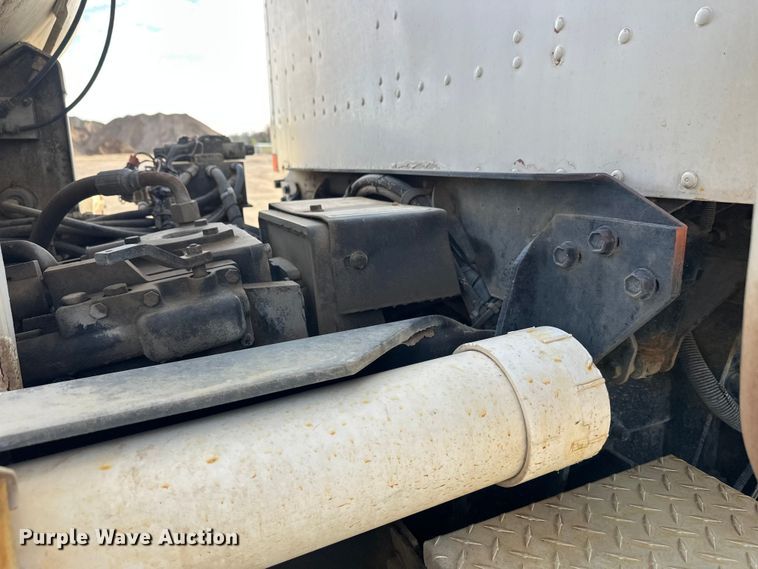 image for item DW4351 2002 International 5500i ready mix truck