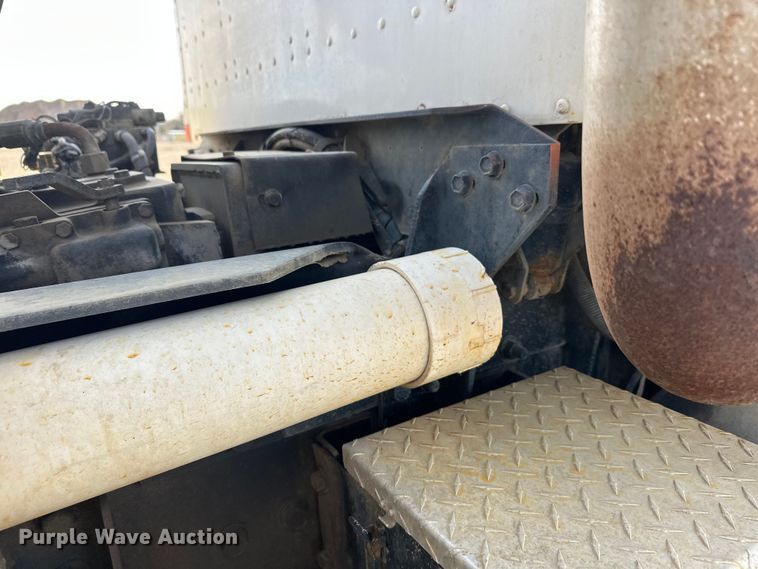 image for item DW4351 2002 International 5500i ready mix truck