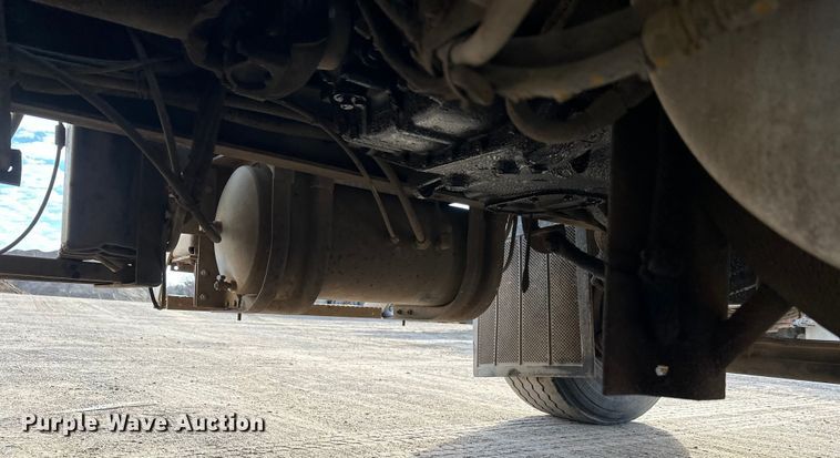 image for item DW4351 2002 International 5500i ready mix truck