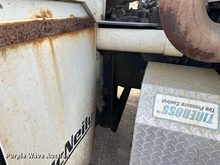 image for item DW4351 2002 International 5500i ready mix truck