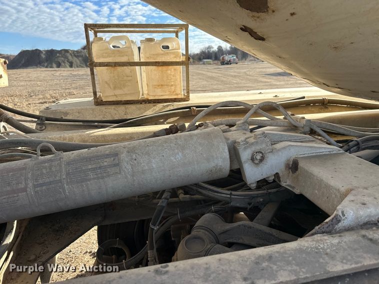 image for item DW4351 2002 International 5500i ready mix truck