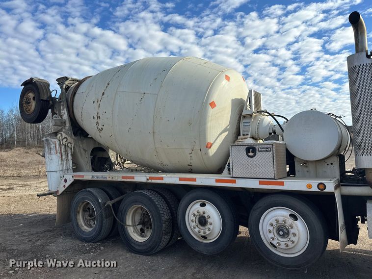 image for item DW4351 2002 International 5500i ready mix truck