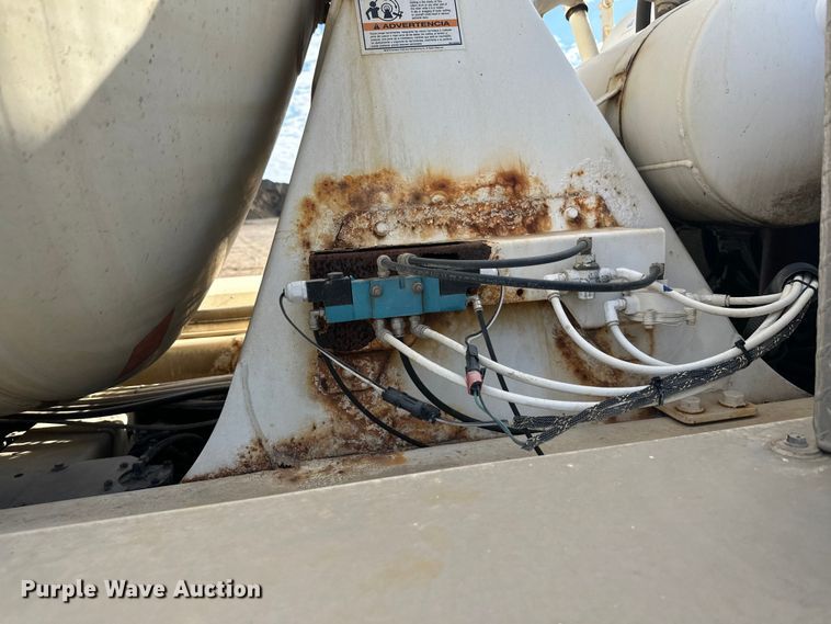 image for item DW4351 2002 International 5500i ready mix truck