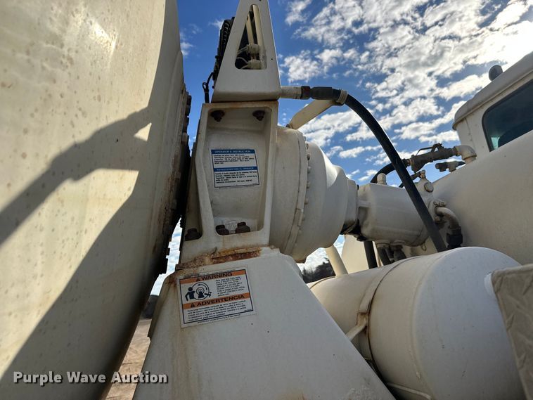 image for item DW4351 2002 International 5500i ready mix truck