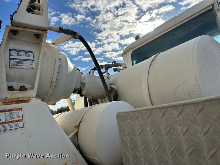 image for item DW4351 2002 International 5500i ready mix truck