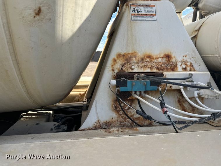 image for item DW4351 2002 International 5500i ready mix truck