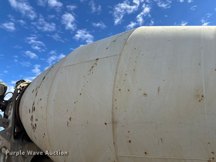 image for item DW4351 2002 International 5500i ready mix truck