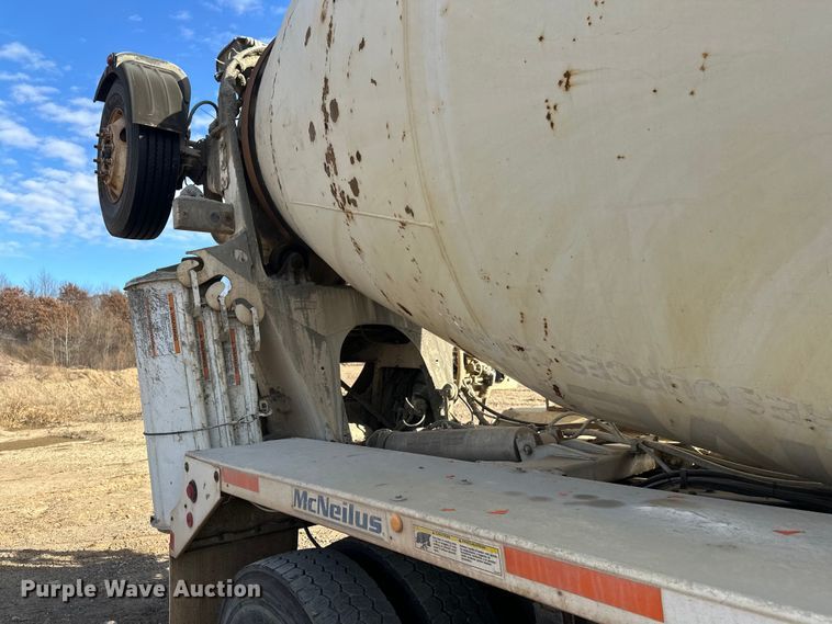 image for item DW4351 2002 International 5500i ready mix truck