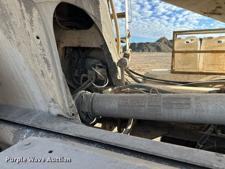 image for item DW4351 2002 International 5500i ready mix truck