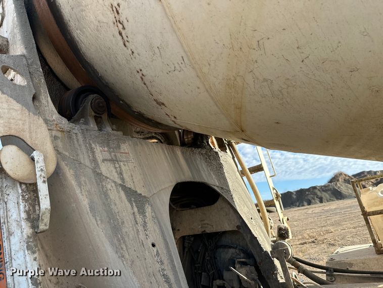 image for item DW4351 2002 International 5500i ready mix truck