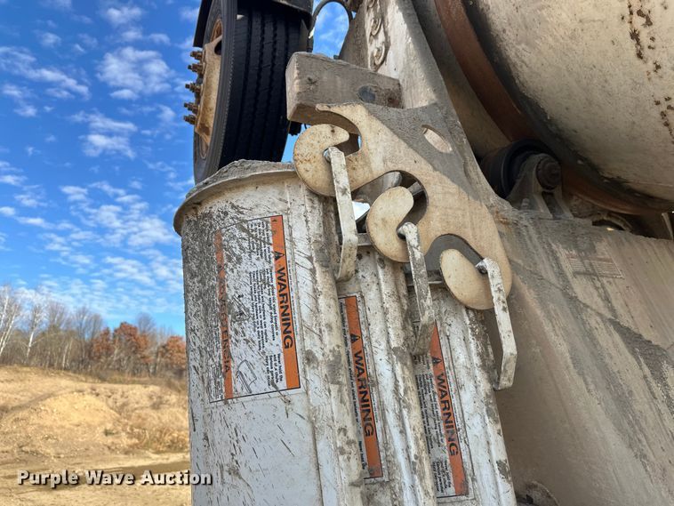 image for item DW4351 2002 International 5500i ready mix truck